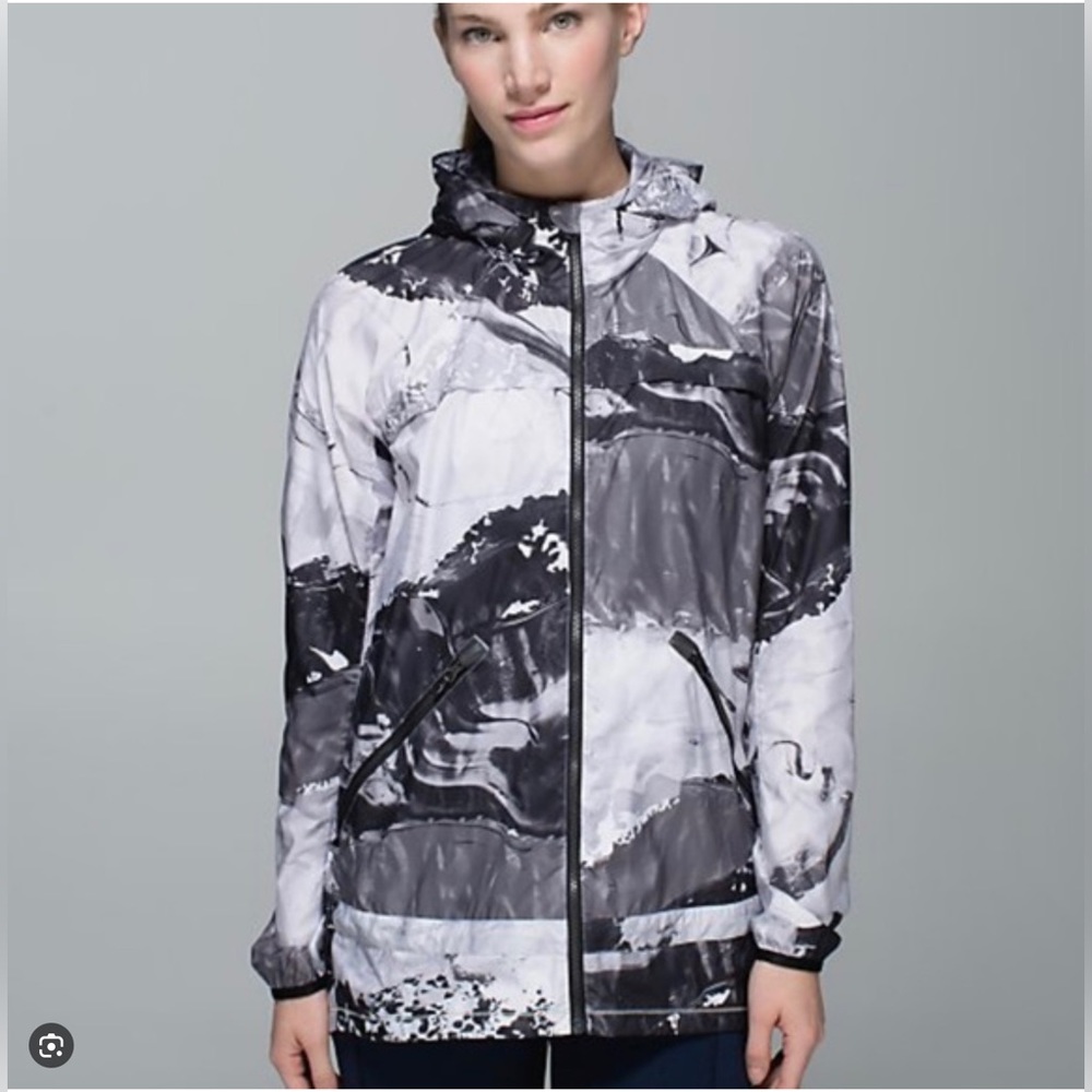 Lululemon women’s black white wind breaker Jacket. Size 2